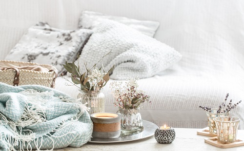 Dodatki ocieplające wnętrze – zadbaj o aranżację sypialni