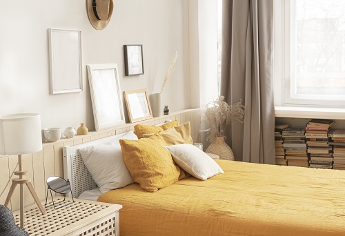 Jak rozweselić sypialnię? Modne kolory